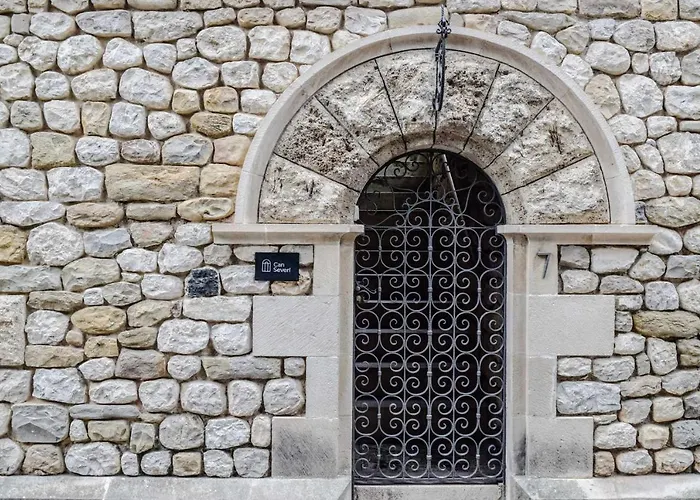 Can Severi Casa Con Historia En Besalu